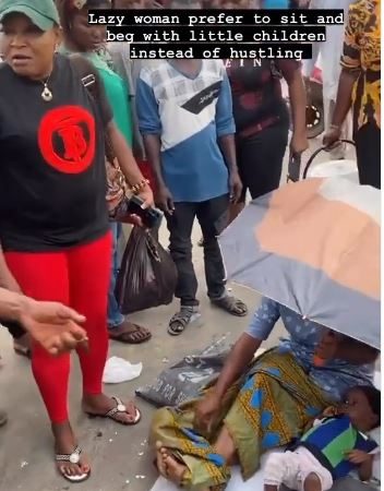 Nigerian Lady Attacks ‘Lazy’ Woman Using Her Three Children to Beg for Money