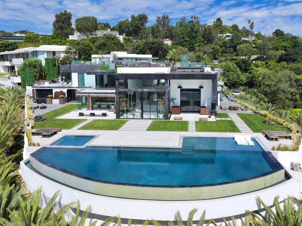 Edwin Castro buys his third mansion worth M mansion with 7 bedrooms and 11 bathrooms after winning B lottery in February (photos)