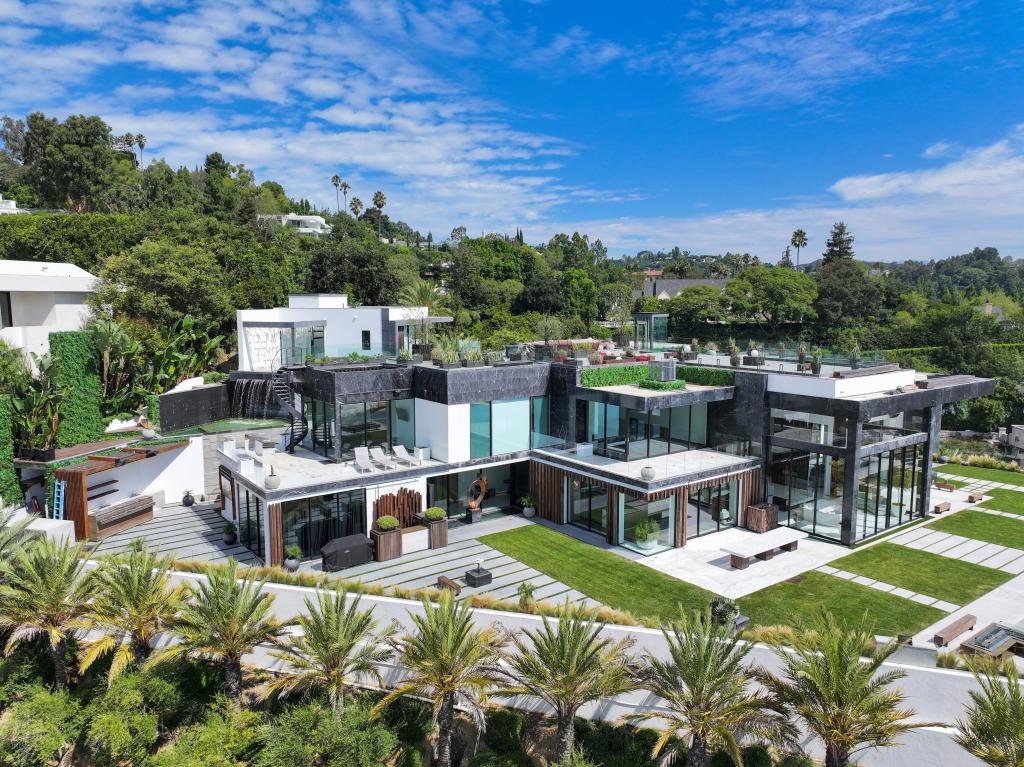Edwin Castro buys his third mansion worth M mansion with 7 bedrooms and 11 bathrooms after winning B lottery in February (photos)