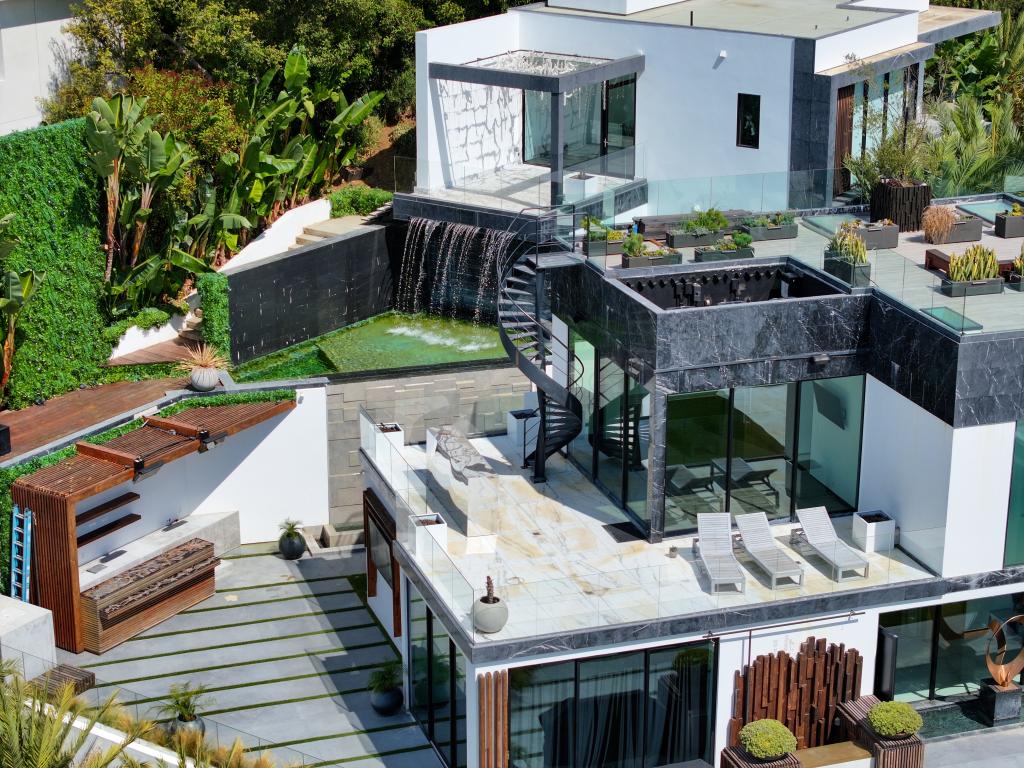 Edwin Castro buys his third mansion worth M mansion with 7 bedrooms and 11 bathrooms after winning B lottery in February (photos)