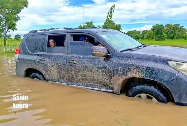 Bauchi first lady forced to walk in mud water as her convoy gets trapped in the mud