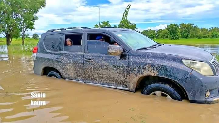 Bauchi first lady forced to walk in mud water as her convoy gets trapped in the mud