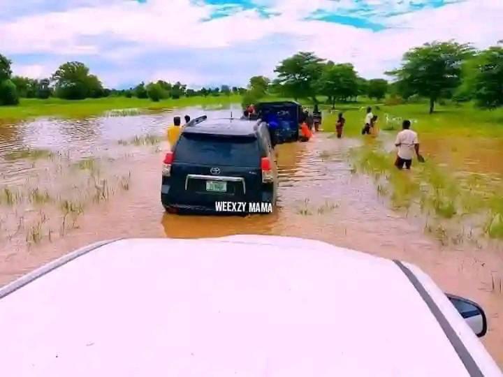 Bauchi first lady forced to walk in mud water as her convoy gets trapped in the mud (Photos)