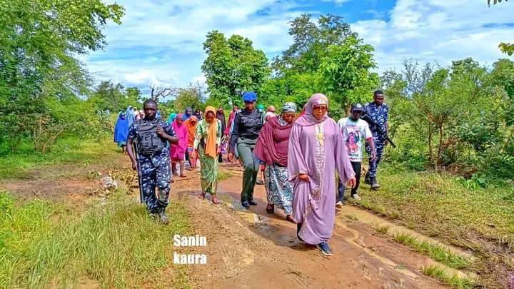 Bauchi first lady forced to walk in mud water as her convoy gets trapped in the mud (Photos)