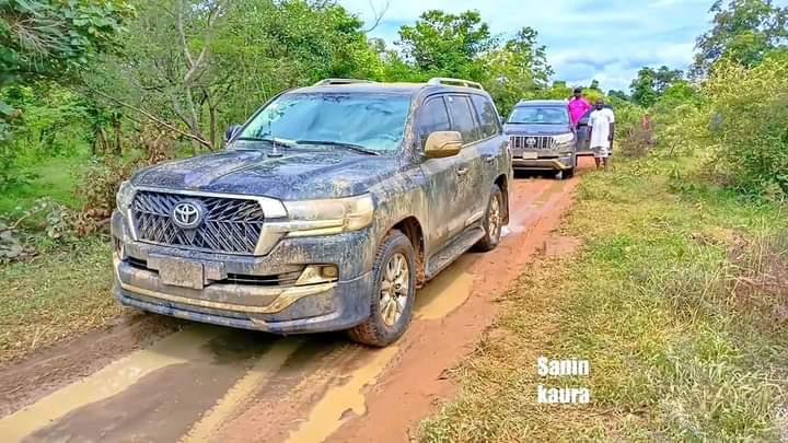 Bauchi first lady forced to walk in mud water as her convoy gets trapped in the mud (Photos)