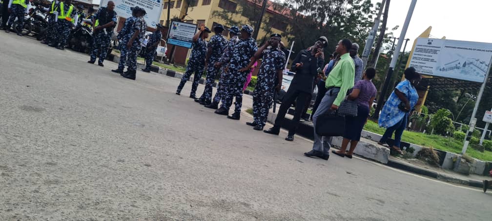 Police fires tear gas as UNILAG students protest hike in school fees (photos/videos)