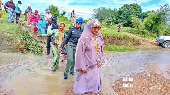 Bauchi first lady forced to walk in mud water as her convoy gets trapped in the mud (Photos)