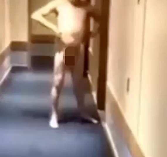 N@ked man tackled and sprayed with fire extinguisher after he was locked out of his hotel room (video)