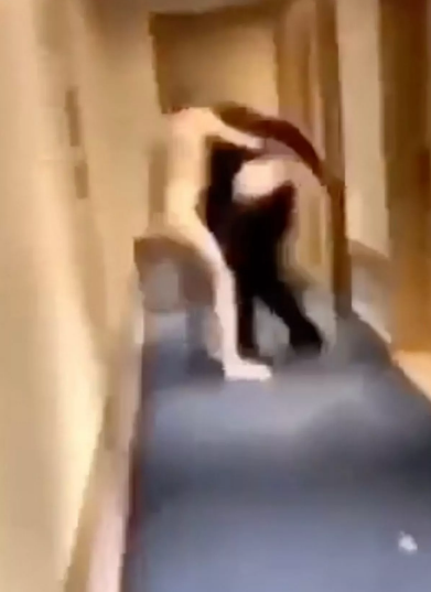 N@ked man tackled and sprayed with fire extinguisher after he was locked out of his hotel room (video)