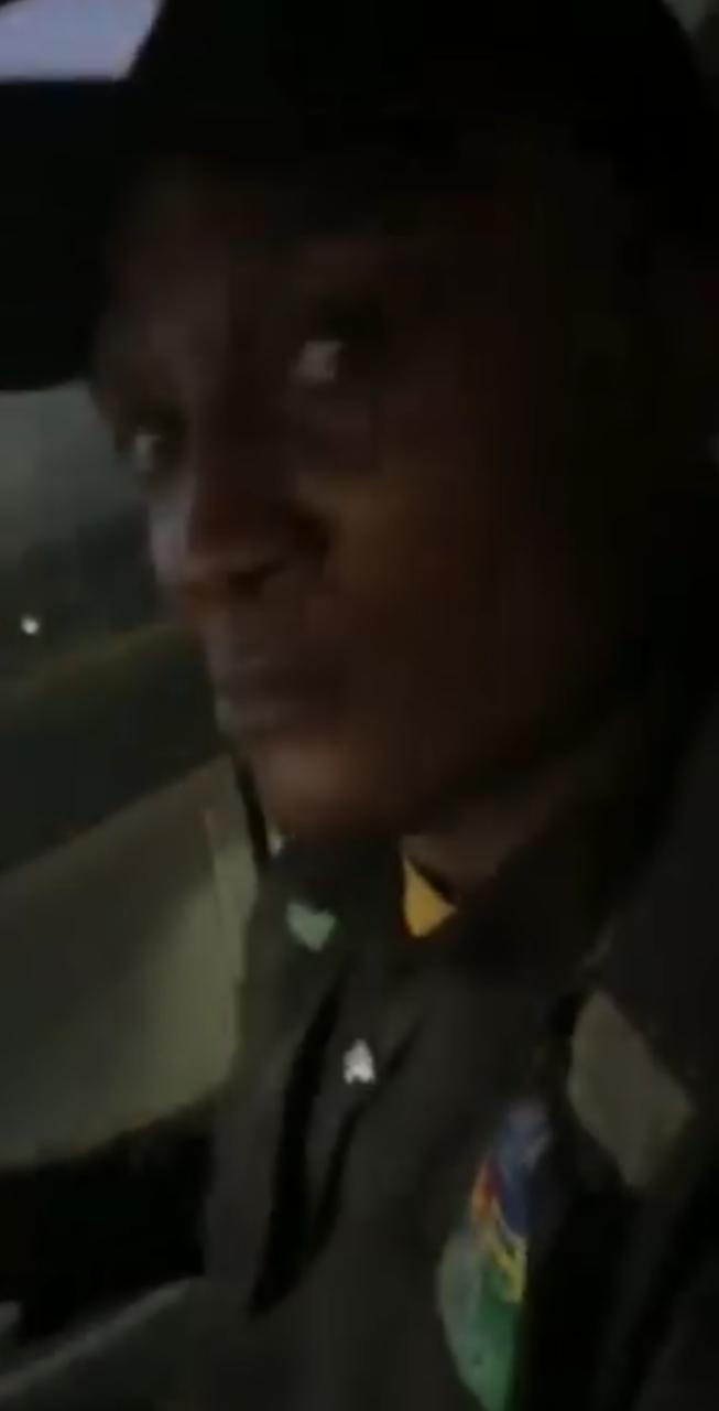 Skitmaker Ekwutosi films police officer who assaulted and allegedly "robbed" her in Lagos (video)