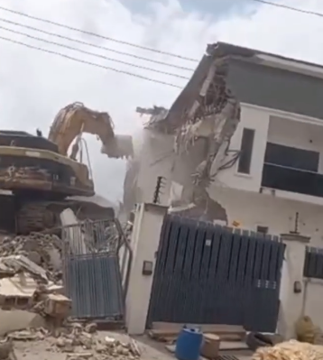 Lagos state government resumes demolition of structures on the drainage system on Lekki 2-Ikota channel