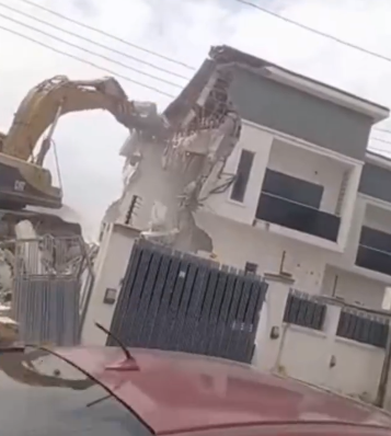 Lagos state government resumes demolition of structures on the drainage system on Lekki 2-Ikota channel
