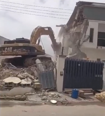 Lagos state government resumes demolition of structures on the drainage system on Lekki 2-Ikota channel