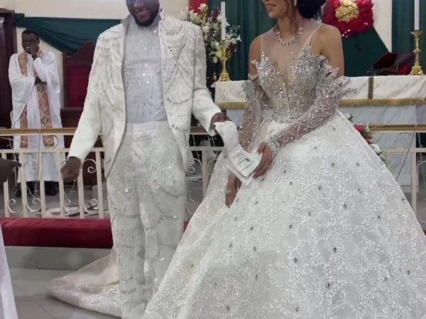 Omashola weds his child’s mother in star-studded ceremony (photos/video)