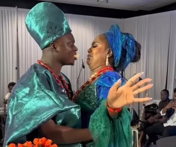 Trending video of a couple having their first kiss on their wedding day (video)