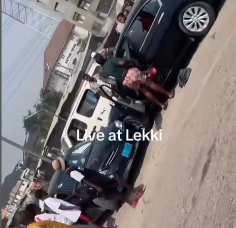 Lady takes out her road rage on another lady’s car in Lekki (video)
