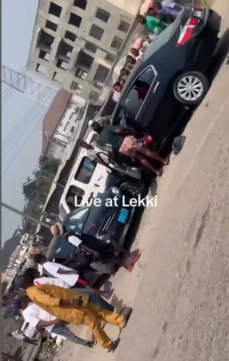Lady takes out her road rage on another lady’s car in Lekki (video)
