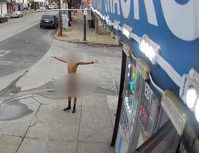 Police shoot n@ked man who flung poo at them and chased them with a machete