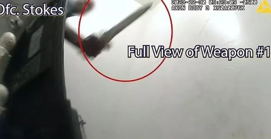 Police shoot n@ked man who flung poo at them and chased them with a machete