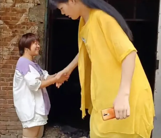 ‘World’s tallest woman’ dies at 23