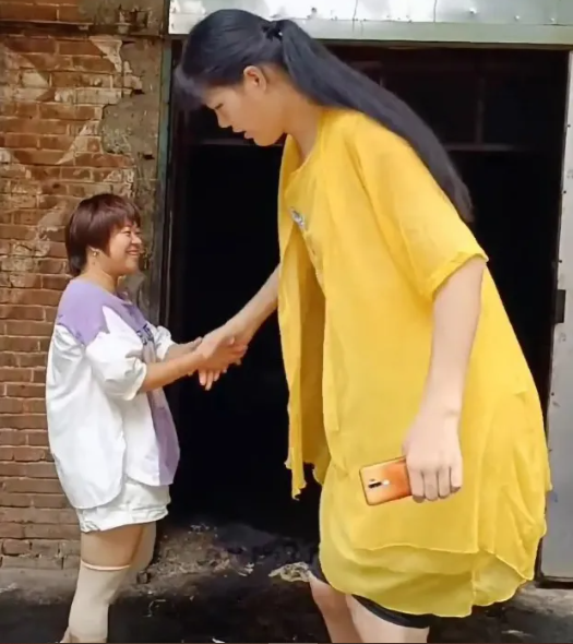 ‘World’s tallest woman’ dies at 23