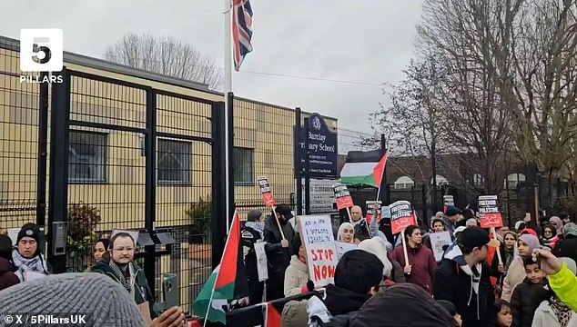 Police launch investigation into ‘bomb threats’ against primary school accused of Islamophobia after banning pupils from wearing pro-Palestine badges