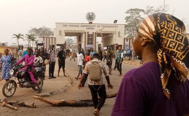 FUTA Students Stage Protest, Block Akure-Ilesa Road Over Rampant Robberies and Hardships