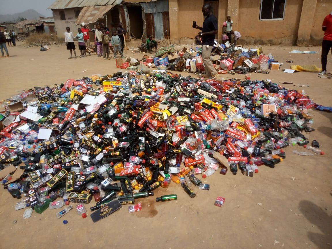 Angry Plateau women raid shops, seize and destroy alcoholic drinks making their husbands 