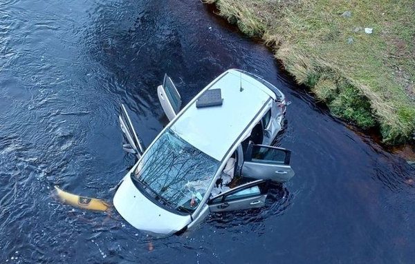 6 people missing after container ship rams into US bridge drowning people and cars (video)