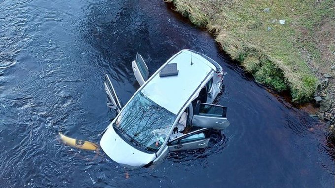 6 people missing after container ship rams into US bridge drowning people and cars (video)