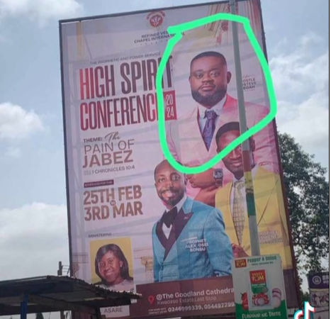 Ghanaian Pastor flaunts cash he received as offering after church service while vibing to a song