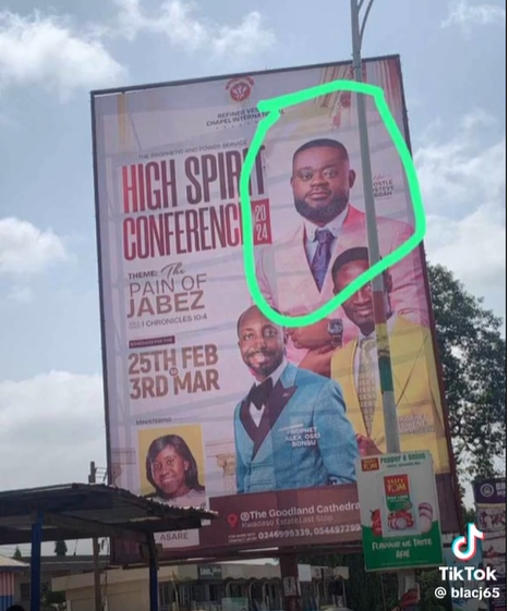 Ghanaian Pastor flaunts cash he received as offering after church service while vibing to a song