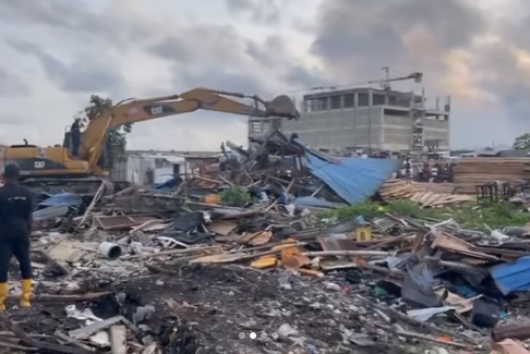 Lagos state government destroy illegal structures and shanties built around Jakande Estate, and Maiyegun, Lekki