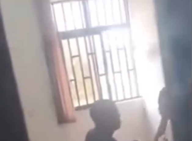 Alleged Uniport lecturer caught on camera s£xually harass!ng his student