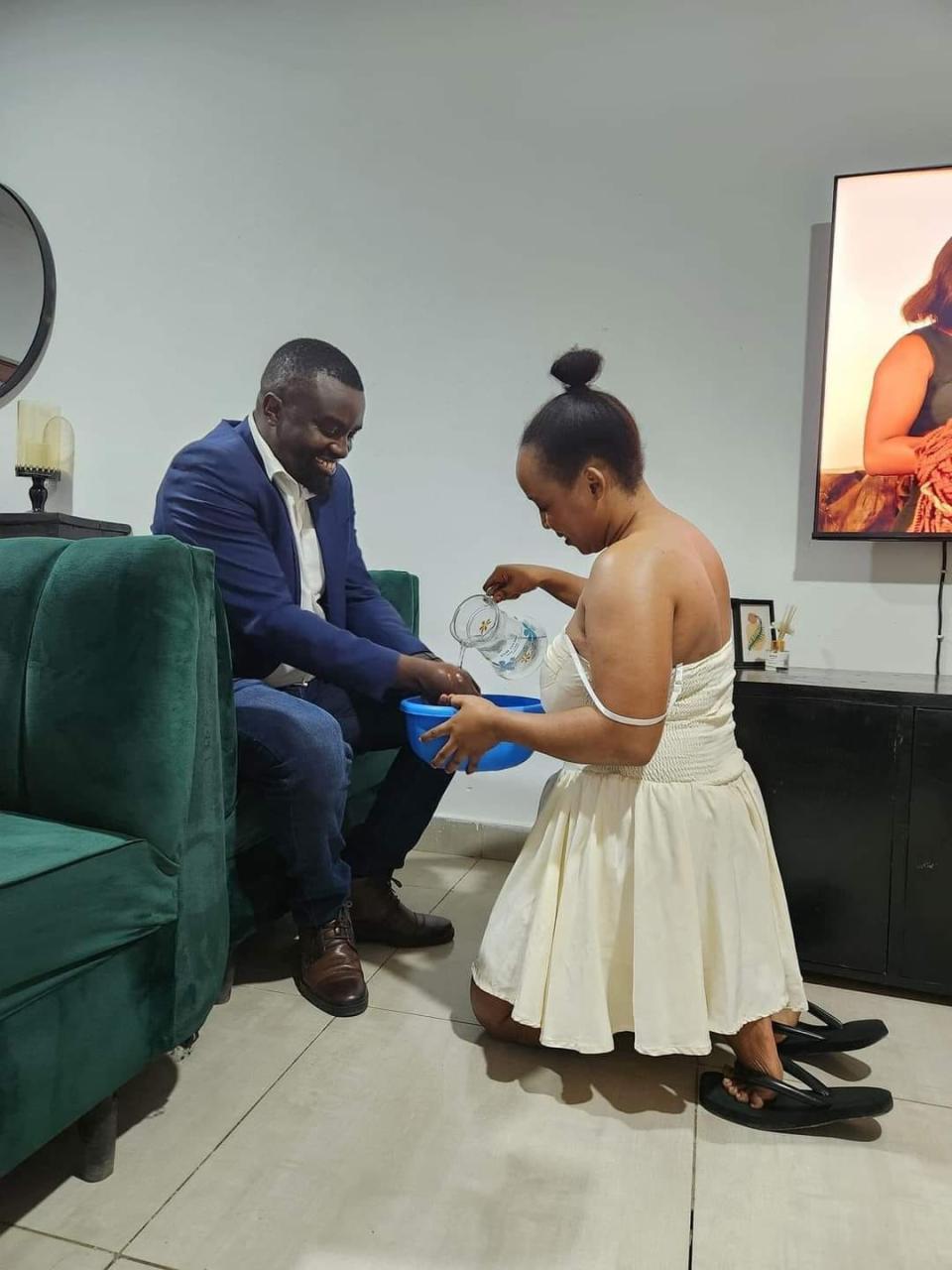 Nigerian lady shares photo of a “respectful and submissive woman”