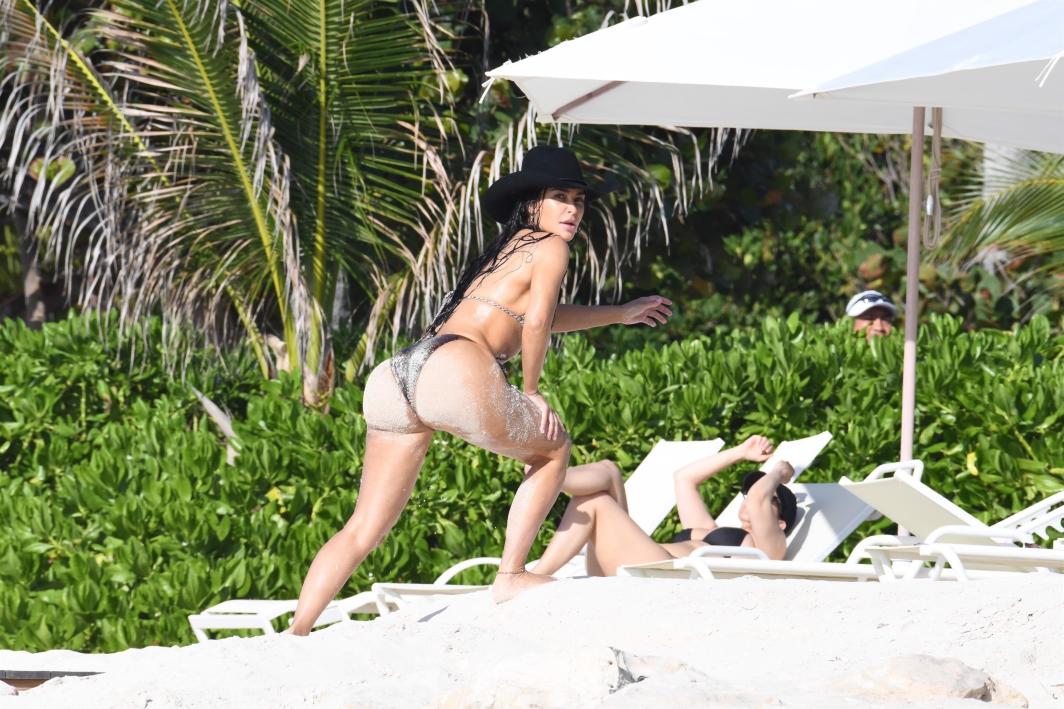 Kim and Khlo� Kardashian wear sexy matching snakeskin swimsuits during vacation (photos)