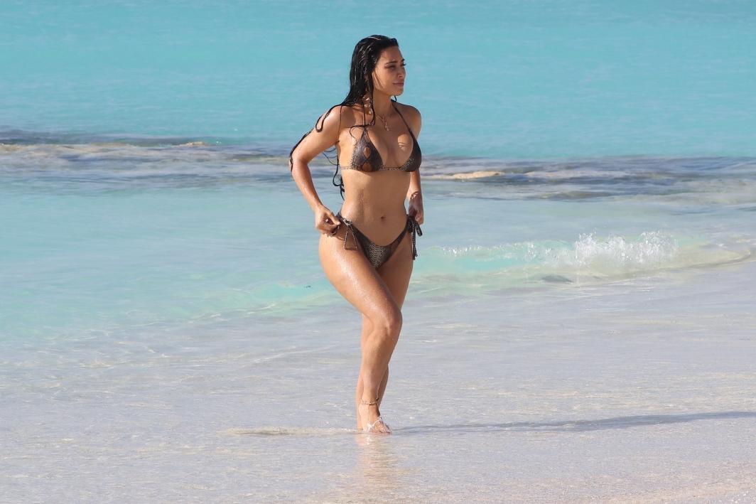 Kim and Khlo� Kardashian wear sexy matching snakeskin swimsuits during vacation (photos)