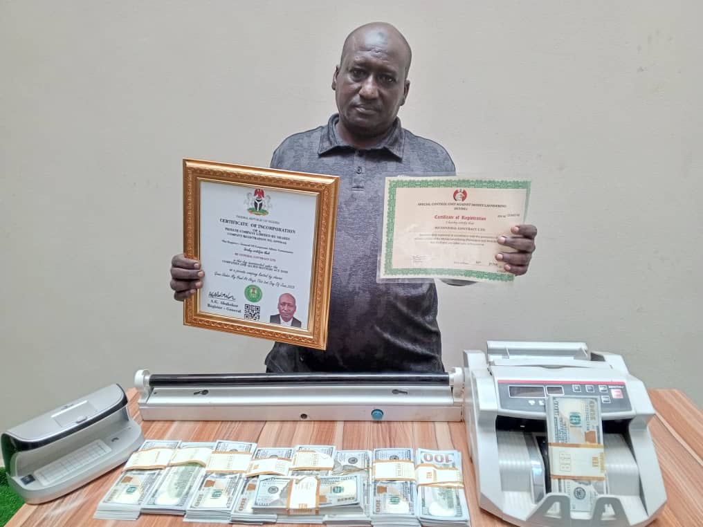 Suspect arrested with fake $100,000 notes in Abuja