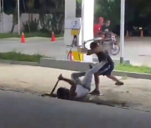 Man calmly picks his severed hand from the ground after machete fight that was caught on camera (video)