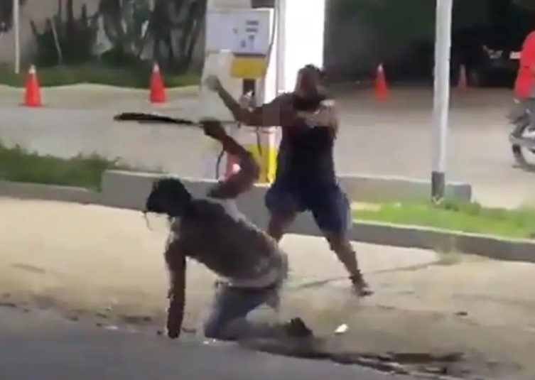 Man calmly picks his severed hand from the ground after machete fight that was caught on camera (video)