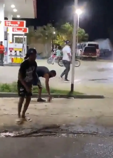 Man calmly picks his severed hand from the ground after machete fight that was caught on camera (video)