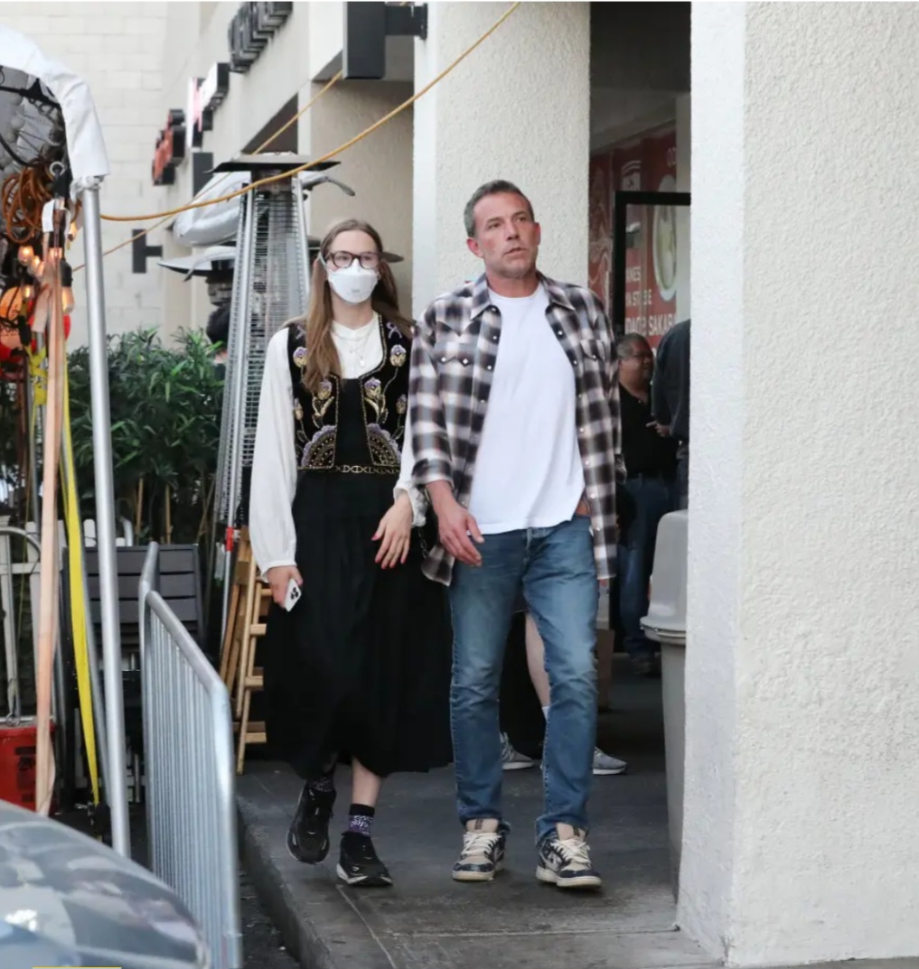 Ben Affleck ditches wedding ring during lunch with daughter as Jennifer Lopez vacations in Italy amid breakup rumours