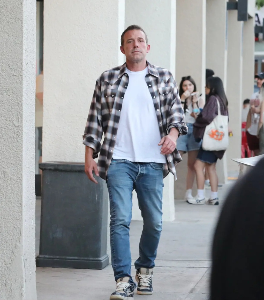 Ben Affleck ditches wedding ring during lunch with daughter as Jennifer Lopez vacations in Italy amid breakup rumours