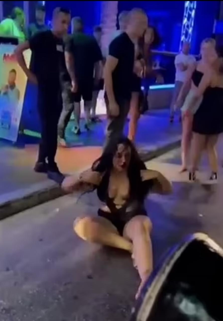 Two women br@wl in street 