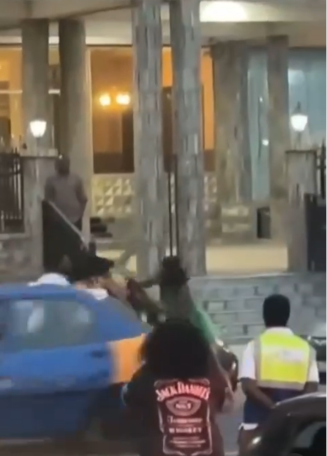 Man embarrassed by two women he invited to a hotel in Ghana and refused to pay (video)