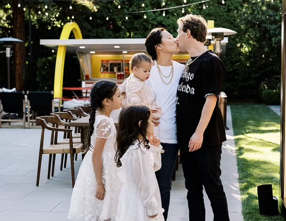 Mark Zuckerberg reveals response he gave his daughter, 7, when she told him she wanted to be like Taylor Swift