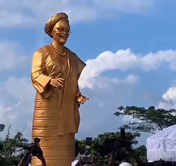 Reactions as Ooni of Ife unveils golden statue of First Lady Oluremi Tinubu (video)