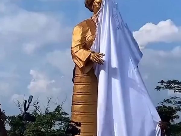 Reactions as Ooni of Ife unveils golden statue of First Lady Oluremi Tinubu (video)