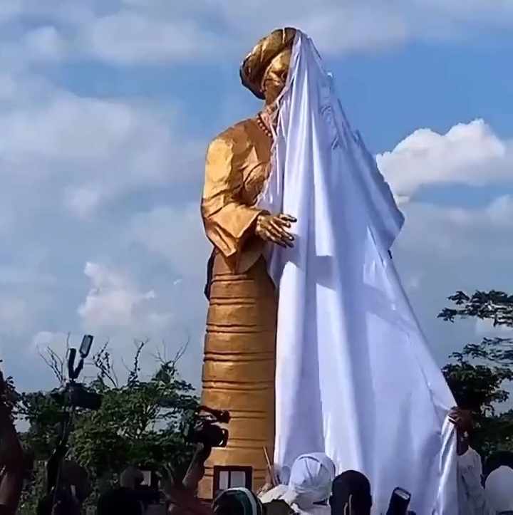 Reactions as Ooni of Ife unveils golden statue of First Lady Oluremi Tinubu (video)