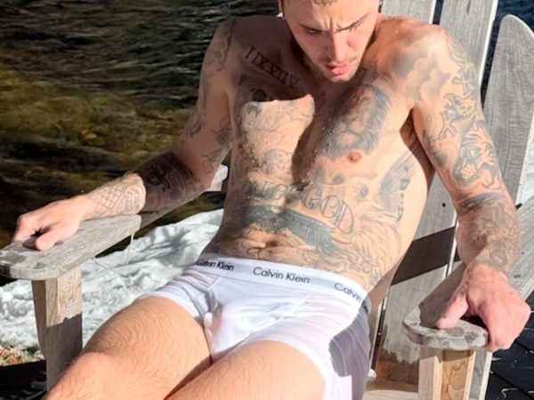 Justin Bieber str!ps down to his underw£ar in freezing weather for thirst trap photo